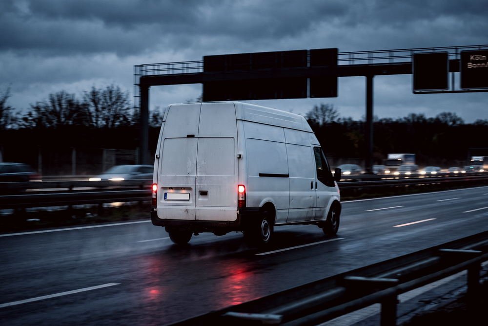 Transporter der Fahrzeugklasse bis 3,5 t auf der Autobahn in der Dämmerung